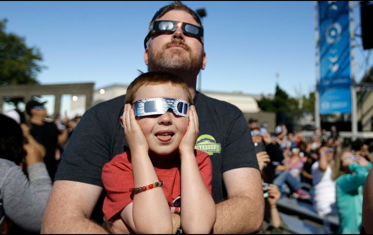 Desde el viernes pasado, se inició en todo Sinaloa la distribución gratuita de 250 mil lentes especiales para ver el eclipse solar sin riesgo. AP / ARCHIVO