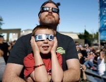 Desde el viernes pasado, se inició en todo Sinaloa la distribución gratuita de 250 mil lentes especiales para ver el eclipse solar sin riesgo. AP / ARCHIVO
