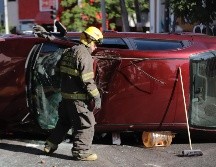 Hasta las 10:00 horas, los elementos de Protección Civil seguían limpiando la vialidad, la cual permanece cerrada a la circulación. ESPECIAL / PC GUADALAJARA