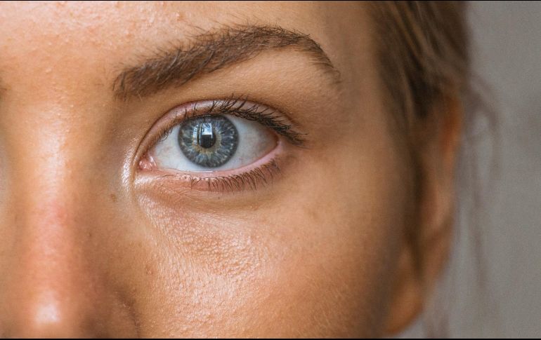 La aplicación tópica de este nutriente, especialmente en forma de retinol, demuestra ser efectiva, controlando respuestas inflamatorias y promoviendo la regeneración celular. UNSPLASH / A. Dalbjörn