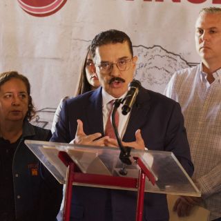 Carlos Lomelí acusa guerra sucia por espectaculares con Sheinbaum y Lemus