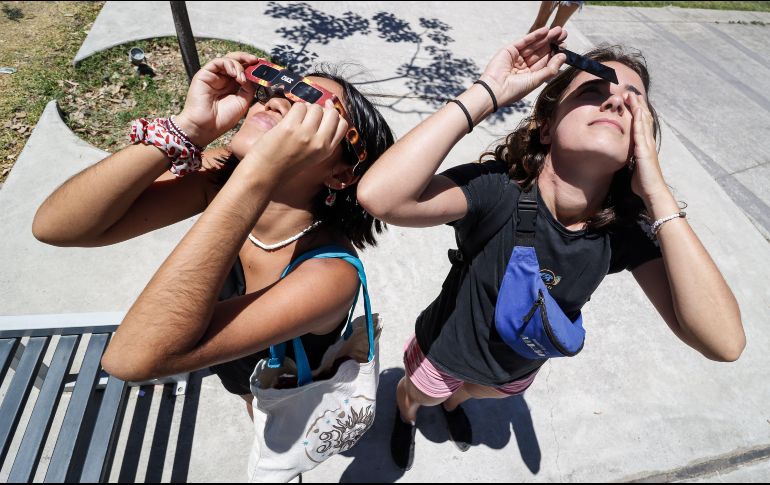 Contrario a lo que se podría pensar, no hay pruebas científicas que vinculen directamente la observación de un eclipse con el dolor de cabeza. EL INFORMADOR / H. FIGUEROA