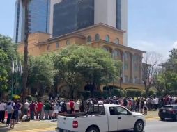 Un conglomerado de aficionados esperaba encontrarse con las superestrellas del Inter Miami, pero estas ingresaron al hotel de concentración de forma inmediata. ESPECIAL / X: @dlptlv