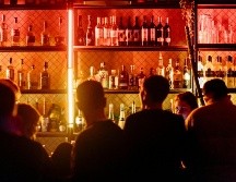 Disfruta de la emoción de los partidos con una buena comida y bebida. Unsplash.