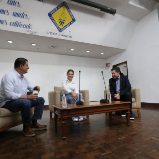 Se reúne Claudia Delgadillo con comerciantes del Mercado de Abastos