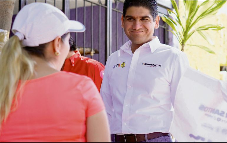 El aspirante del PAN, PRI y PRD prometió que atenderá las demandas de los vecinos. ESPECIAL