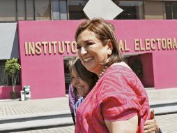 La candidata opositora acudió a la oficinas del INE. EL UNIVERSAL