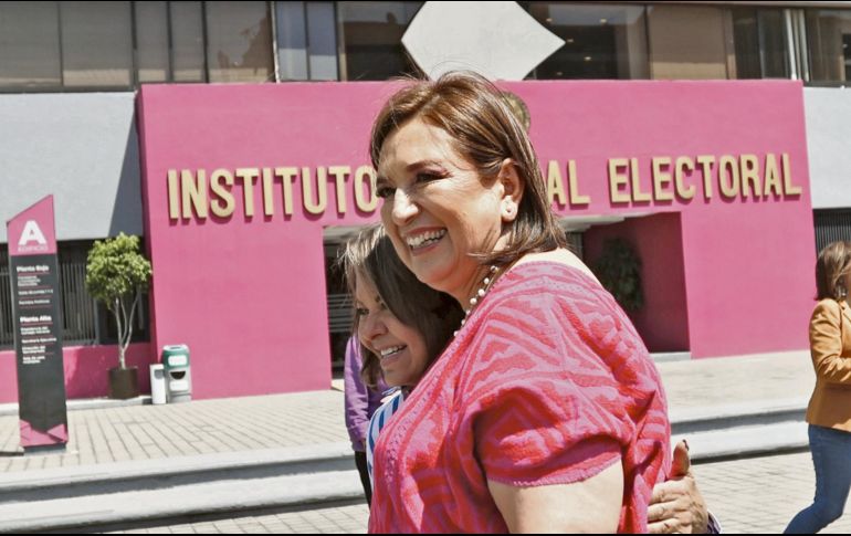 La candidata opositora acudió a la oficinas del INE. EL UNIVERSAL