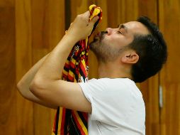 Máynez besó la playera de los Leones Negros de la UdeG, equipo de la Liga de Expansión, en su paso por el Auditorio “Salvador Allende”. EFE