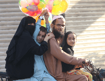 En Pakistán, en medio de operativos de seguridad, la gente compraba con normalidad, y había familias adquiriendo adornos, joyas y ropas para todos sus miembros. EFE / R. Khan