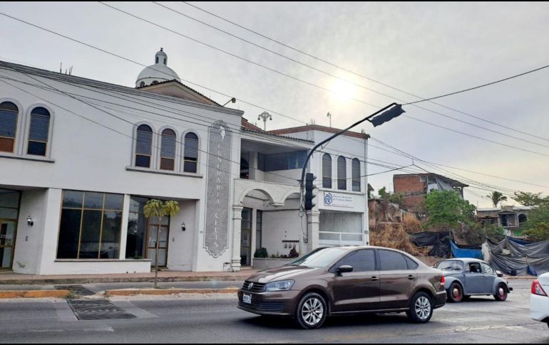 Peritos del Instituto Jalisciense de Ciencias Forenses se encargaron de trasladar el cadáver al descanso de medicina forense, para la práctica de la necropsia que determinará las causas del deceso. EL INFORMADOR / O. Álvarez