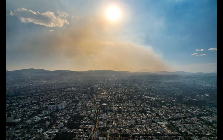 Así luce el cielo tapatío por el incendio en el Bosque La Primavera. EL INFORMADOR / A. Navarro