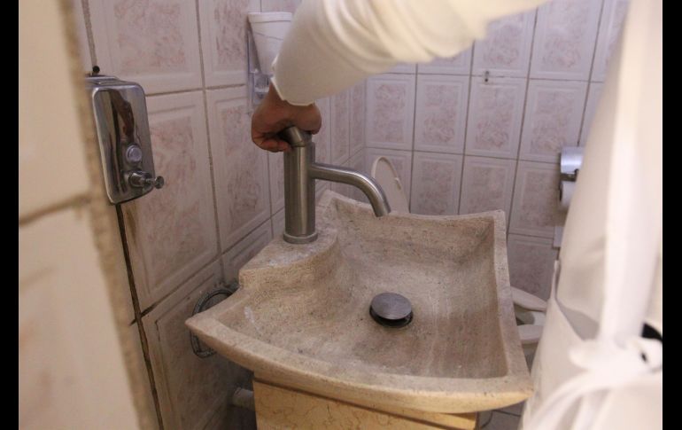 En caso de implementar las medidas que proponen los especialistas, se podría reducir un promedio del 25 al 30 por ciento del agua que se consume. EL INFORMADOR / ARCHIVO