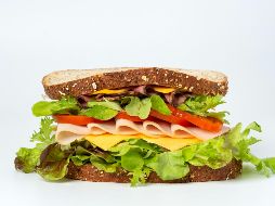 Es evidente que la combinación de los ingredientes de un sándwich nos puede caer mal en la cena. Unsplash.