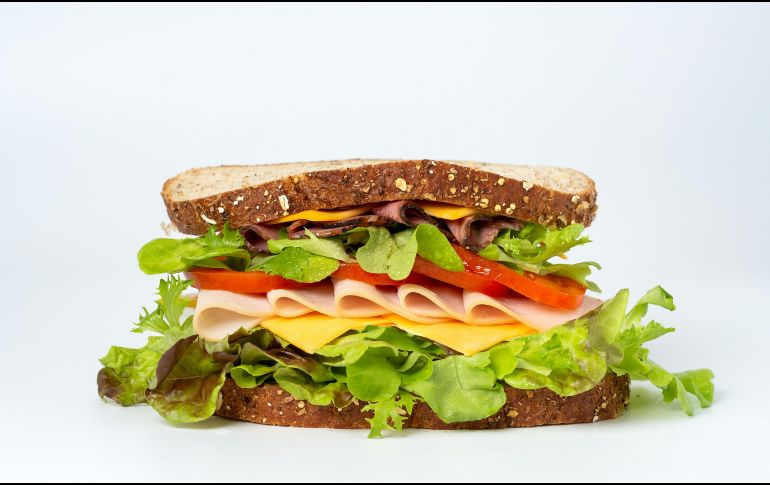 Es evidente que la combinación de los ingredientes de un sándwich nos puede caer mal en la cena. Unsplash.