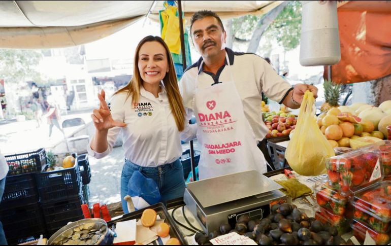 La candidata del PAN, PRI y PRD visitó el tianguis desan Juadas Tadeo. ESPECIAL