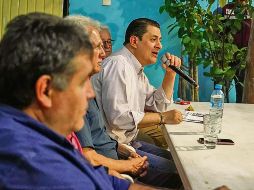 El representante morenista platicó con activistas que viven en la colonia San Andrés. ESPECIAL