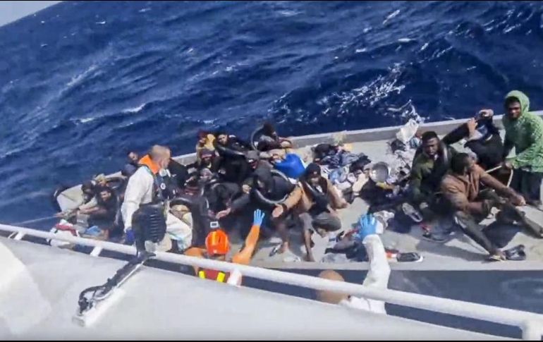 Los migrantes fallecidos eran ocho hombres y un bebé de seis meses, dijo la ACNUR. AP / Guardia Costiera