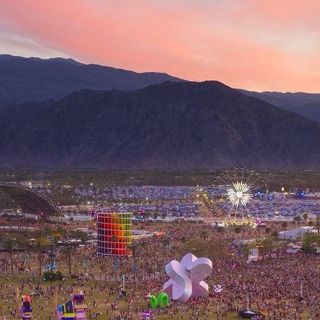 A esta hora salen Lana del Rey y Peso Pluma en la transmisión del Coachella