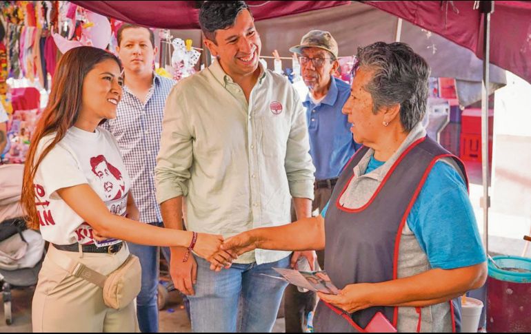 Kumamoto acudió al tianguis de esta colonia junto con Daniela Chávez, candidata a diputada. ESPECIAL