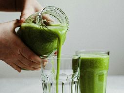 JUGO DE APIO. Según lo explicado por el Hospital Clínica Bíblica, este alimento tiene múltiples propiedades. ESPECIAL / Foto de Alex Lvrs en Unsplash