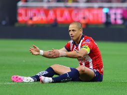 Justo cuando se había reencontrado con el gol Javier Hernández se perderá el siguiente partido de las Chivas. IMAGO7