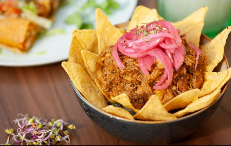 Cabe destacar que la cochinita pibil es uno de los platillos más representativos de la gastronomía mexicana y es originario de la Península de Yucatán. Unsplash.
