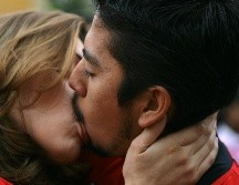 En la actualidad, para las parejas besarse en la boca es una manera de expresarse amor y de iniciar la tormenta de mensajes al cerebro que son capaces de trasmitir consuelo y cariño hasta la expiación sexual. EL INFORMADOR / ARCHIVO