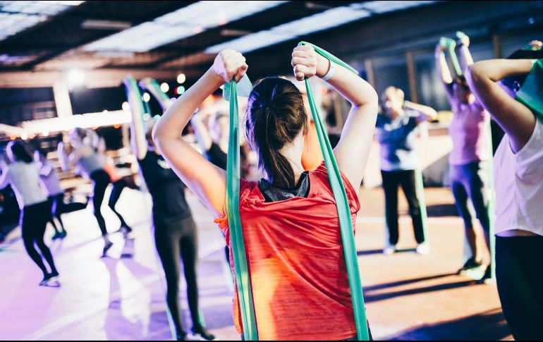 Existen otros ejercicios más dinámicos que pueden ayudarte a alcanzar tus objetivos de una manera más amena. ESPECIAL / Foto de Geert Pieters en Unsplash