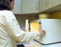 Ahorrar no es fácil, pero tu recibo de luz puede ayudarte a hacerlo si disminuyes tu consumo de electricidad desconectando algunos aparatos electrodomésticos. EL INFORAMDOR / ARCHIVO