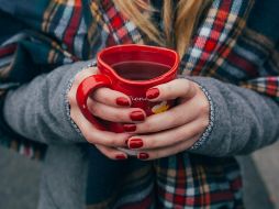 Para quienes sufren de dolores menstruales, la infusión de alcachofa se convierte en un remedio casero efectivo debido a su capacidad para desinflamar y reducir las molestias. ESPECIAL / Foto de Alisa Anton en Unsplash