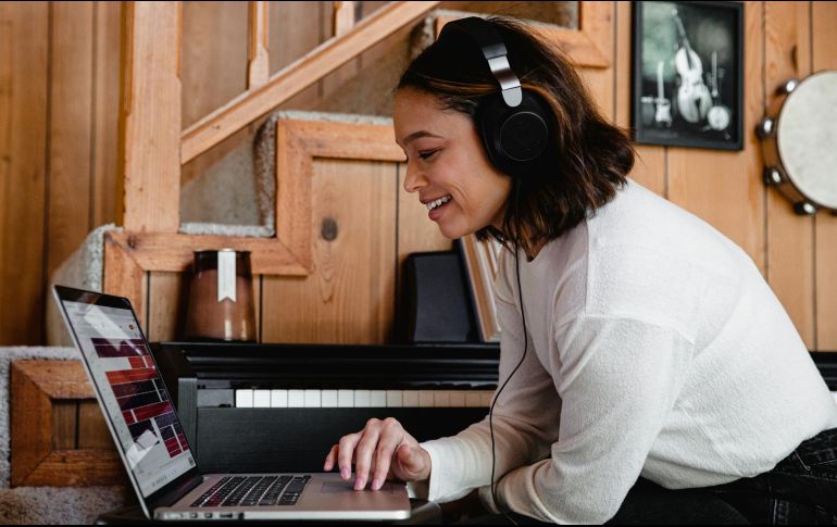 Además de su poder emocional, la música también se erige como una valiosa herramienta de aprendizaje de idiomas, lo cual estimula el cerebro. ESPECIAL / Foto de Soundtrap en Unsplash