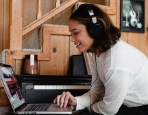 Además de su poder emocional, la música también se erige como una valiosa herramienta de aprendizaje de idiomas, lo cual estimula el cerebro. ESPECIAL / Foto de Soundtrap en Unsplash