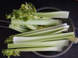 El apio, perteneciente a la misma familia que el hinojo y el perejil, crece de forma natural en áreas húmedas y también se cultiva como una hortaliza versátil en numerosos países. Pixabay