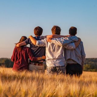 ¿Cuántos amigos debemos tener para ser felices? Esto dice Harvard