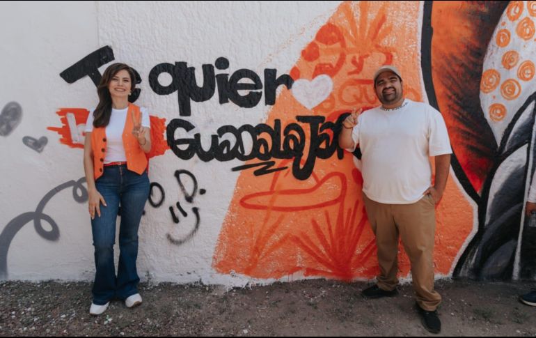 Verónica Delgadillo se reunió con jóvenes en Plaza Federalismo, donde también se inauguró un mural que representa los íconos de la ciudad de la mano de Alejandro Navarrete. ESPECIAL