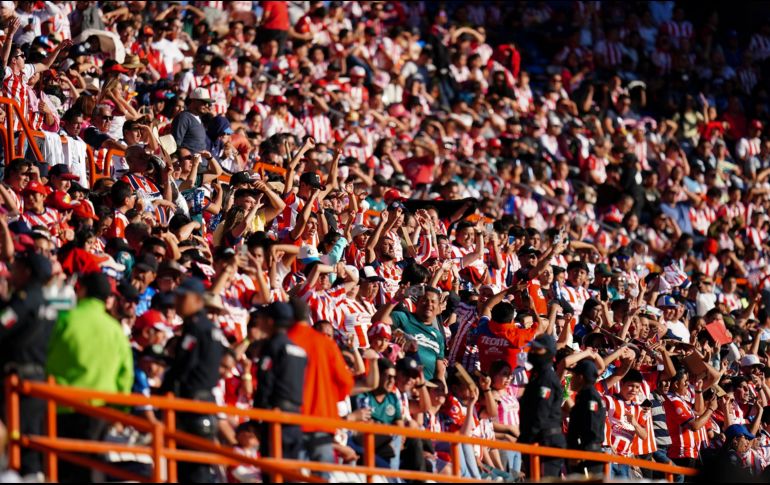 Desde el mediodía, los aficionados a las Chivas se dieron cita en el recinto de periférico. IMAGO7.
