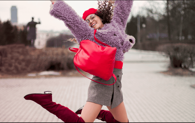 La felicidad se caracteriza por sentirse satisfecho, contento y en paz con uno mismo y con el entorno. ESPECIAL/CANVA