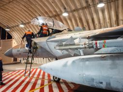 Pilotos israelíes después de una misión de interceptación de misiles y drones. Si Israel contraataca, la situación bélica y económica podría salirse de control. EFE/Ejército de Israel