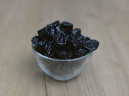 La ciruela pasa es un aliado natural para bajar los niveles de colesterol en la sangre. Pixabay.