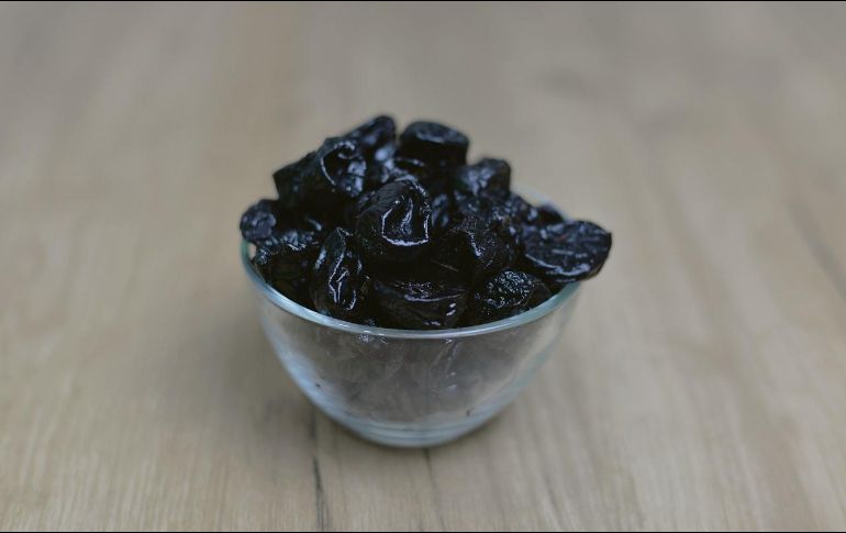 La ciruela pasa es un aliado natural para bajar los niveles de colesterol en la sangre. Pixabay.