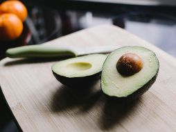 La publicación Medical News Today señala que el consumo recomendado de aguacate al día va de la mitad a una pieza completa. ESPECIAL / Foto de Kelly Sikkema en Unsplash