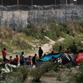 Migrantes acampan en el norte de México tras operativos de INM