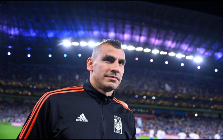 Nahuel Guzmán podría recibir una sanción por conducta impropia tras manejar un objeto de luz para impedir la visión del guardameta Estaban Andrada. IMAGO7.