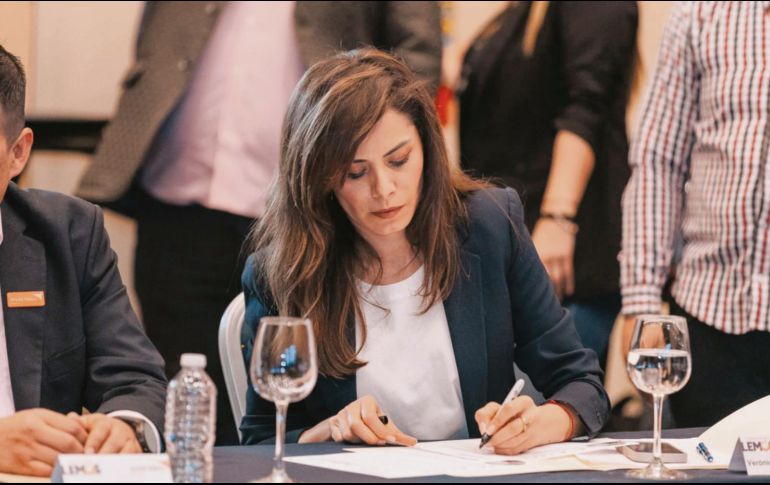 La emecista firmó la agenda de la organización World Vision México. ESPECIAL