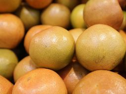 Hay frutas con vitaminas que ayudan en la producción de colágeno presente en los músculos, sanar heridas, reparar cartílagos y huesos, y en la absorción del hierro. NTX / ARCHIVO