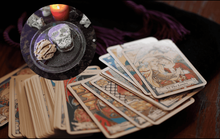 Las instalaciones de la cafetería visualmente están llenas de misterios con luces obscuras, velitas en las mesas, gorros de brujas colgantes y adornos de calaveras y arañas por todos lados, podrás sentirte como en Halloween todo el año. ESPECIAL/Pixabay.