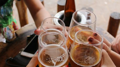 Bebe cerveza con moderación y disfruta de todo lo que ofrece a tu salud. Unsplash