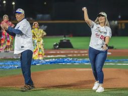 José Luis González, presidente de los Charros de Jalisco, así como Yeraldine Carrión, estrella de Charros en la Liga Mexicana de Softbol, fueron los encargados de lanzar la primera bola. X/ @charrosbeisbol.
