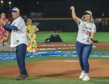 José Luis González, presidente de los Charros de Jalisco, así como Yeraldine Carrión, estrella de Charros en la Liga Mexicana de Softbol, fueron los encargados de lanzar la primera bola. X/ @charrosbeisbol.